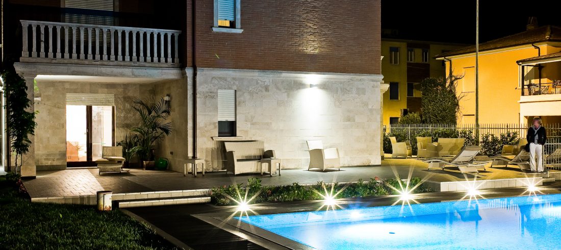 Villa Ancora illuminata di notte - CASA VACANZE CASTIGLIONE DELLA PESCAIA CON PISCINA VICINO AL MARE